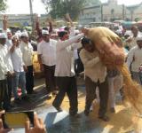 Farmers Dump Grain in Surat to Protest De-Monetization